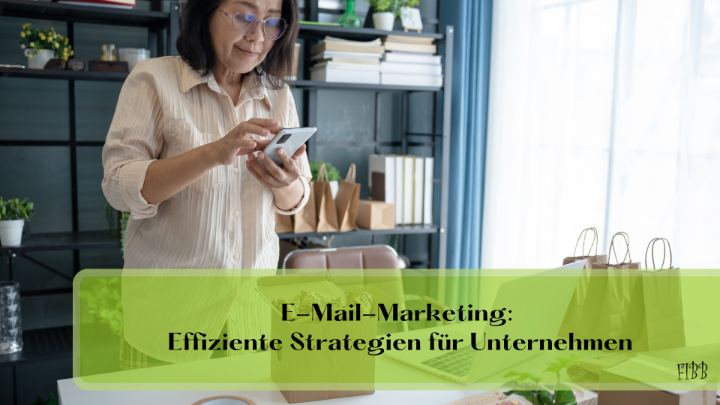 E-Mail-Marketing: Frau steht hinter einem Schreibtisch mit einem Handy in der hand